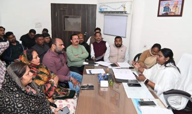 मेयर इन काउंसिल की बैठक में चौक-चौराहों की बदहाली पर महापौर नाराज, 26 जनवरी के पूर्व ठीक करने निर्देश