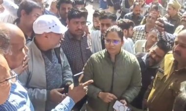 हाथ ठेला और शोरूम व्यापारियों में विवाद:मुरैना में शोरूम के कांच तोड़कर आग लगाने की चेतावनी; सदर बाजार बंद