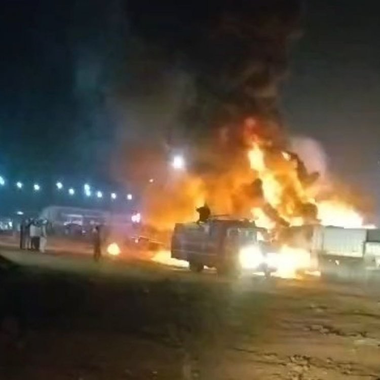 शिवपुरी के एनएच-46 पर खड़े दो ट्रकों में लगी आग:चार घंटे की मशक्कत के बाद आग पर पाया काबू