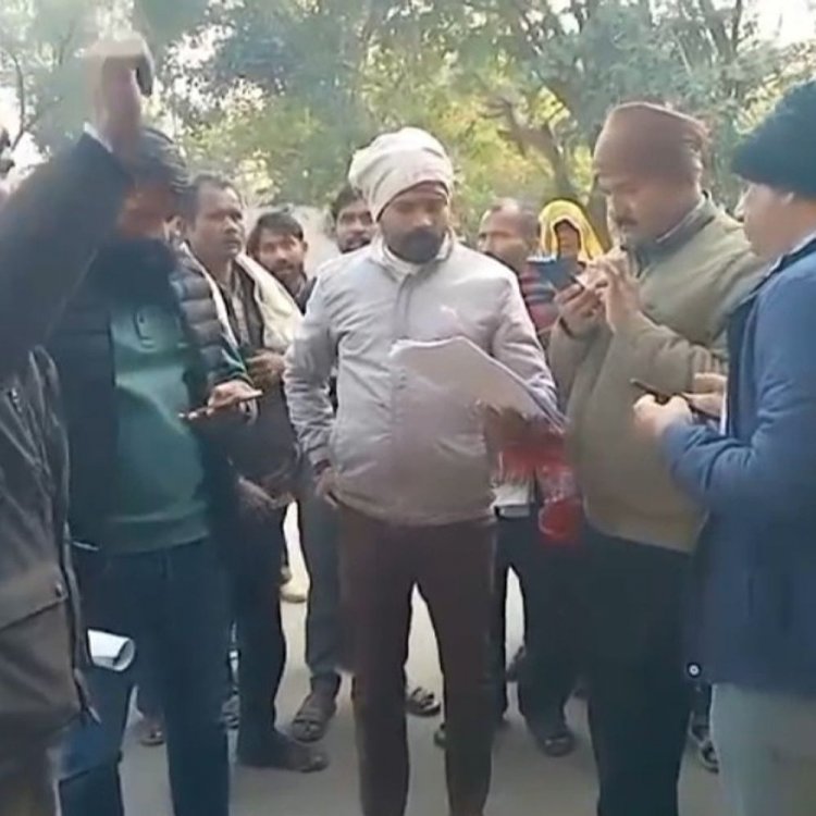 टीकमगढ़ में मकान गिराने पर ग्रामीणों का प्रदर्शन:कलेक्ट्रेट में तहसीलदार के खिलाफ नारेबाजी, आर्थिक मदद की मांग