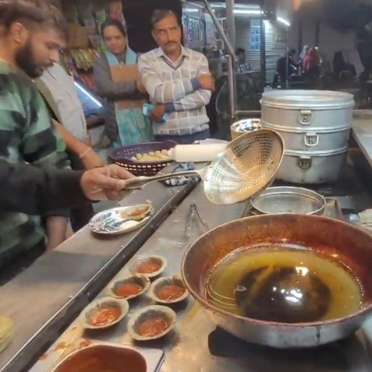 देवास चौपाटी पर मोमोज-जलेबी-पानी पताशे की हुई जांच:प्रशासन-निगम ने कई दुकानों पर लगाया जुर्माना, गैस सिलेंडर जब्त