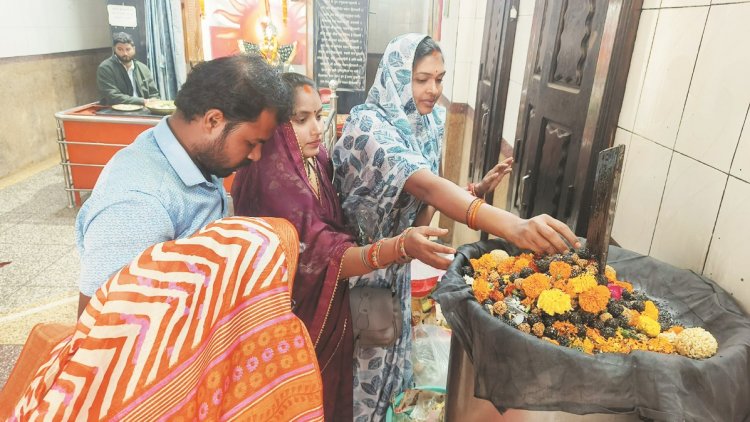 मकर संक्रांति पर नदी में लगाई डुबकी, मंदिरों में पूजा-अर्चना और दान-पुण्य