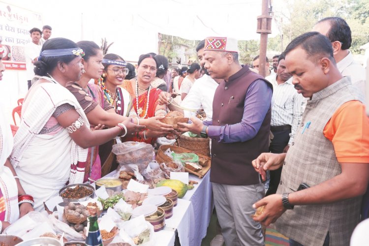 बस्तर पंडुम: बस्तर और बकावंड में लोक संस्कृति के महापर्व में मांदर की थाप पर थिरके कलाकार