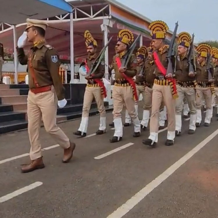 देवास में गणतंत्र दिवस की फाइनल रिहर्सल:पुलिस परेड ग्राउंड पर कलेक्टर ने ली सलामी; 26 को होगी मार्च पास्ट और सांस्कृतिक कार्यक्रम