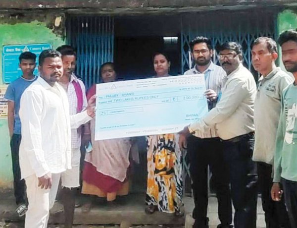 दिवंगत हितग्राही के परिवार को मिला 2 लाख का चेक