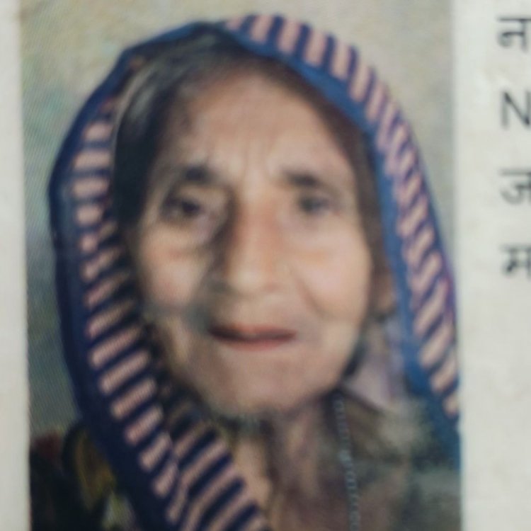 गुना में अलाव तापते समय जलने से महिला की मौत:साड़ी में लगी आग; बचने भागी तो पूरी झोपड़ी में फैली, घर पर अकेली थी बुजुर्ग