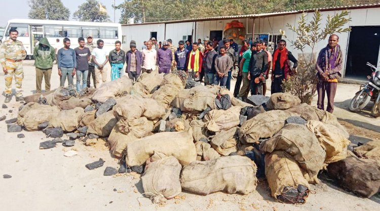 प्रतिबंधित क्षेत्र से कोयला चोरी का भंडाफोड़, 21 आरोपी गिरफ्तार